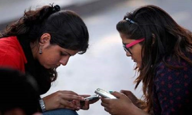 Mobile-phone operators start charging with new tariff 