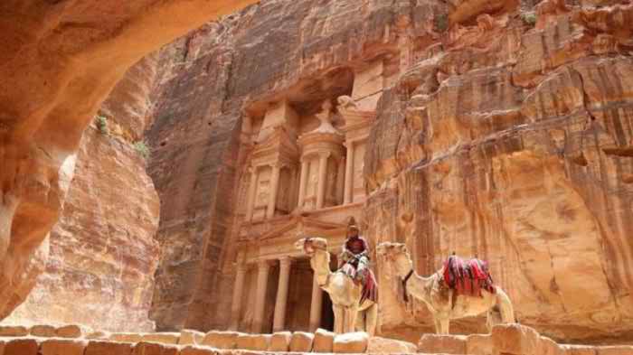 Huge monument found under sands in Petra