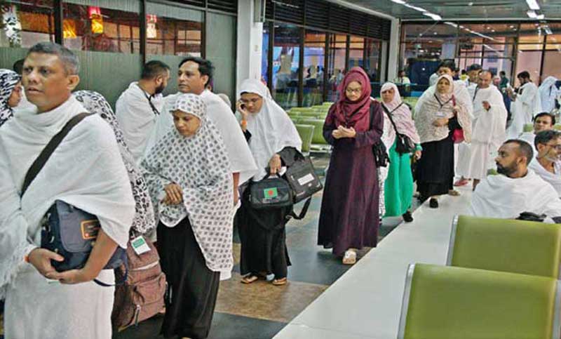 Govt reduces Tk 10,000 air fares for Haj pilgrims
