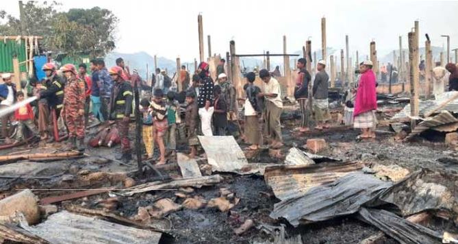 Fire burns down over 400 shanties in Rohingya camp