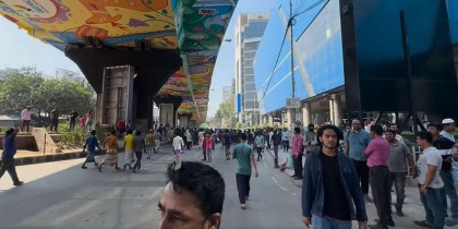 Traffic chaos in Dhaka as battery-run rickshaw drivers block streets